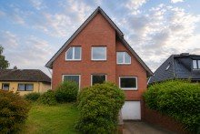 Au�enansicht vorne + Garage Gro�z�giges Zweifamilienhaus mit Garten, Garage und vielseitigem Entwicklungspotenzial