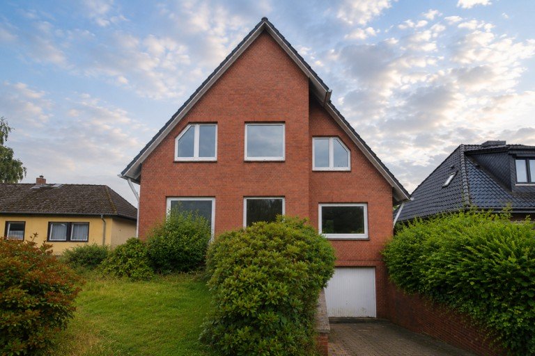 Au�enansicht vorne + Garage Hamburg / Tonndorf - Tonndorf (Stadtteil) Zweifamilienhaus Gro�z�giges Zweifamilienhaus mit Garten, Garage und vielseitigem Entwicklungspotenzial