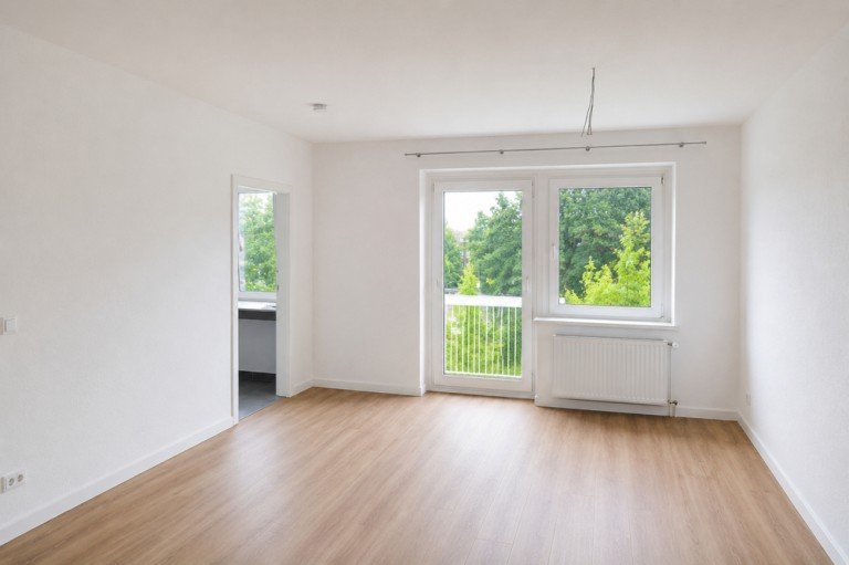 Wohnzimmer Hamburg - Wandsbek (Stadtteil) Etagenwohnung Direkt am Wandsbek Markt: Sanierte 1,5-Zimmer-Wohnung mit Balkon