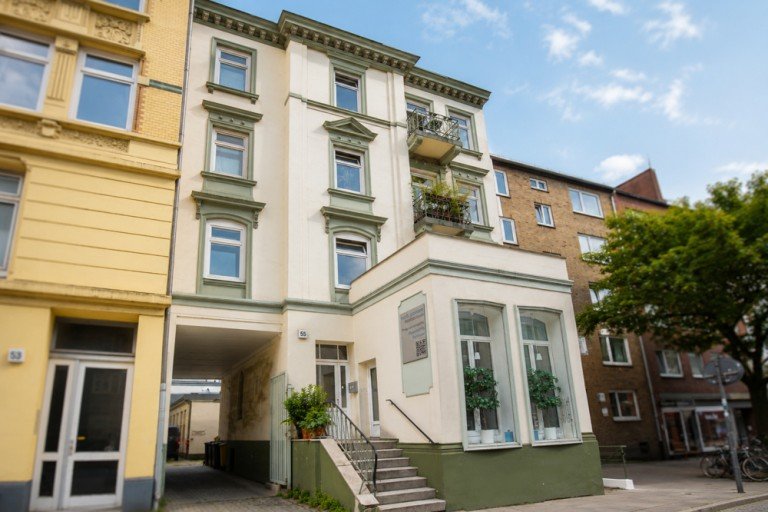 Hausansicht Hamburg - Hohenfelde (Stadtteil) Etagenwohnung Helle 3,5-Zimmer-Wohnung mit Stuckelementen und Balkon