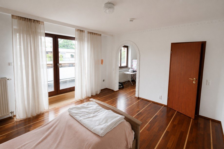 Schlafzimmer mit Blick zur Ankleide Penthousewohnung Hamburg Niendorf