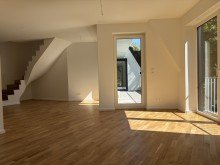 Wohnzimmer Exklusive Maisonettewohnung im Dachgeschoss mit Spitzboden, Balkon und Loggia
