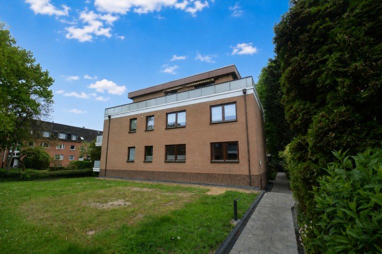 Hausansicht Hamburg Niendorf Penthousewohnung Gro�z�gige 4-Zimmer-Penthousewohnung mit Dachterrasse und Tiefgarage in Niendorf