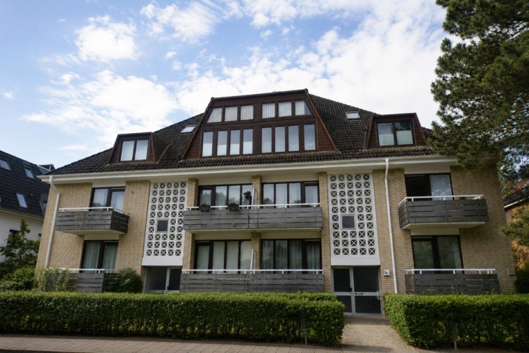 Au�enansicht Hamburg / Rahlstedt - Rahlstedt (Stadtteil) Erdgeschosswohnung Gro�z�gige 2-Zimmer-Erdgeschosswohnung mit S�dterrasse und Tiefgaragenstellplatz
