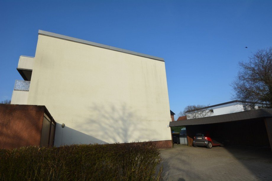 Hausansicht und Carport Etagenwohnung Pinneberg