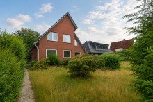 Au�enansicht vorne Gro�z�giges Zweifamilienhaus mit Garten, Garage und vielseitigem Entwicklungspotenzial