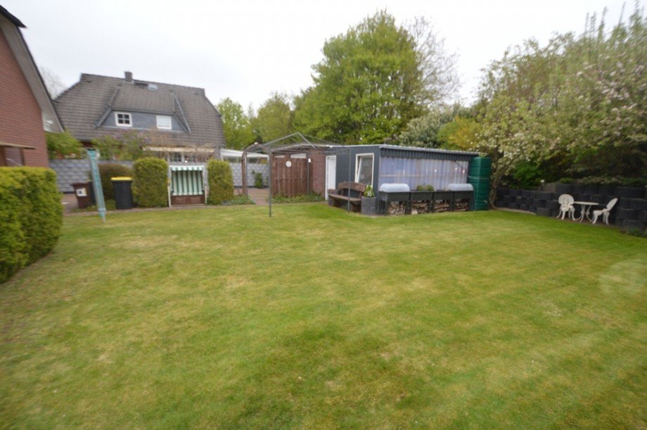 Blick in Garten Zweifamilienhaus Escheburg