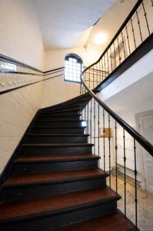 Treppenhaus Charmante 2-Zimmer-Wohnung mit 
zwei Balkonen in Top-Lage