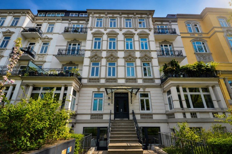 Hausansicht Hamburg Harvestehude - Harvestehude (Stadtteil) Etagenwohnung Altbau-Eleganz mit toll erhaltenem Stuck in Adresslage von Harvestehude