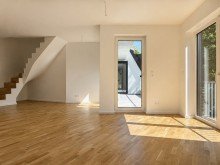 Wohnzimmer Exklusive Maisonettewohnung im Dachgeschoss mit Spitzboden, Balkon und Loggia