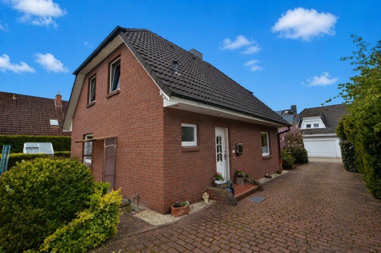 Seitliche Hausansicht Escheburg Zweifamilienhaus Gepflegtes Einfamilienhaus mit Doppelgarage auf tollem Grundst�ck in Escheburg zu verkaufen