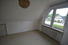 Zimmer OG Gro�z�giges Zweifamilienhaus mit Garten, Garage und vielseitigem Entwicklungspotenzial