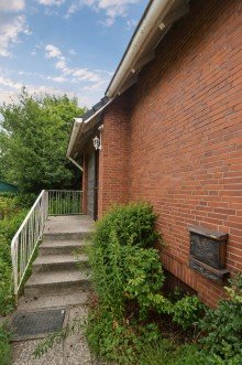 Hauseingang seitlich Gro�z�giges Zweifamilienhaus mit Garten, Garage und vielseitigem Entwicklungspotenzial