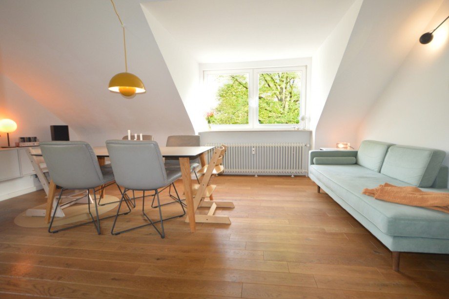 Essbereich mit Gaubenfenster Maisonettewohnung Hamburg