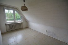 Zimmer OG Gro�z�giges Zweifamilienhaus mit Garten, Garage und vielseitigem Entwicklungspotenzial