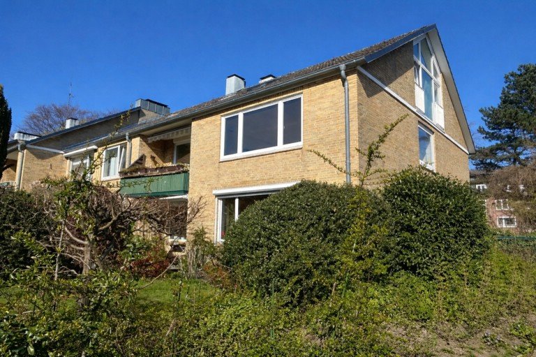 Hausansicht seitlich Hamburg - Lokstedt (Stadtteil) Etagenwohnung Charmante Eigentumswohnung mit Balkon und vielseitigen Nutzungsm�glichkeiten