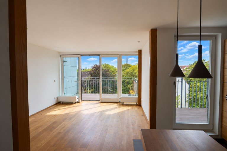 Wohnzimmer Hamburg Rotherbaum - Rotherbaum (Stadtteil) Etagenwohnung Wohnen �ber den D�chern Hamburgs! Moderne 2-Zimmer-Wohnung mit TG-Stellplatz